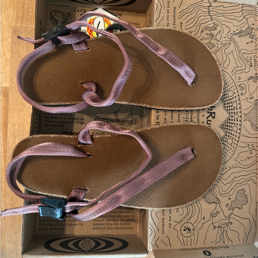 New in Box Earth Runner Barefoot Sandals